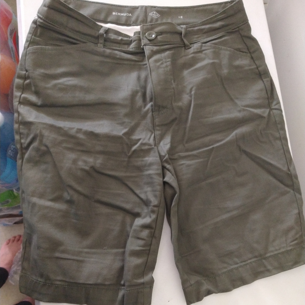 Bermuda shorts woman size 12 army green